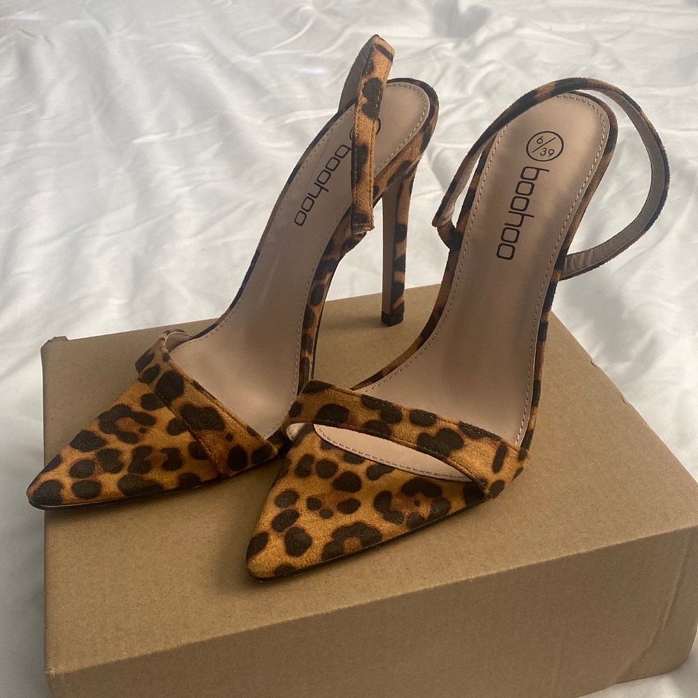 Pointed toe Leopard heel